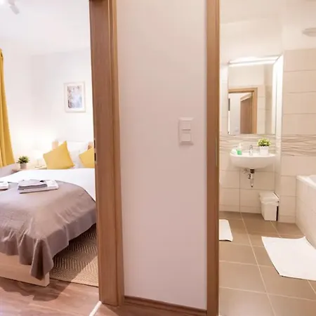 Sunny 2Br With Balcony At Szoevetseg Street Appartement Boedapest Buitenkant foto