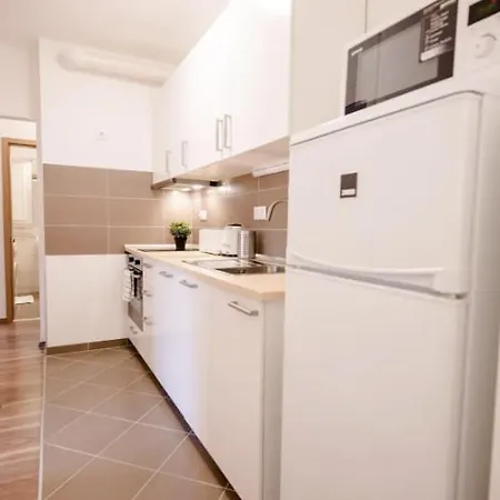 Sunny 2Br With Balcony At Szoevetseg Street Appartement Boedapest Buitenkant foto
