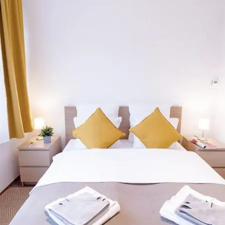 Sunny 2Br With Balcony At Szoevetseg Street Appartement Boedapest Buitenkant foto