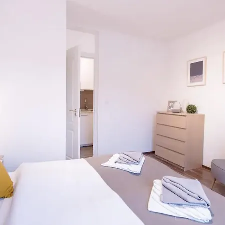 Sunny 2Br With Balcony At Szoevetseg Street Appartement Boedapest Buitenkant foto