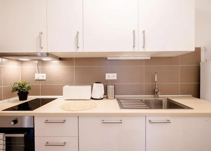 Sunny 2Br With Balcony At Szoevetseg Street