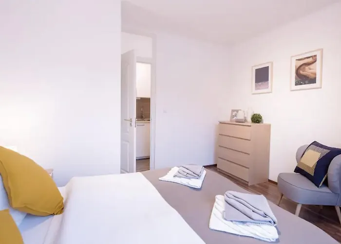 Sunny 2Br With Balcony At Szoevetseg Street