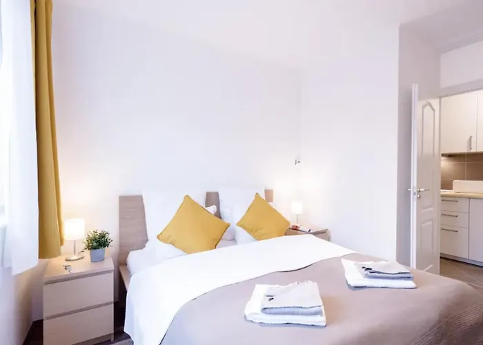 Sunny 2Br With Balcony At Szoevetseg Street