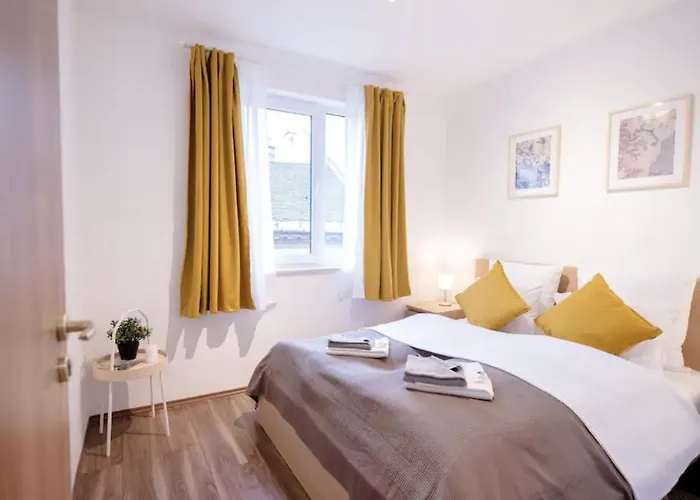 Sunny 2Br With Balcony At Szoevetseg Street