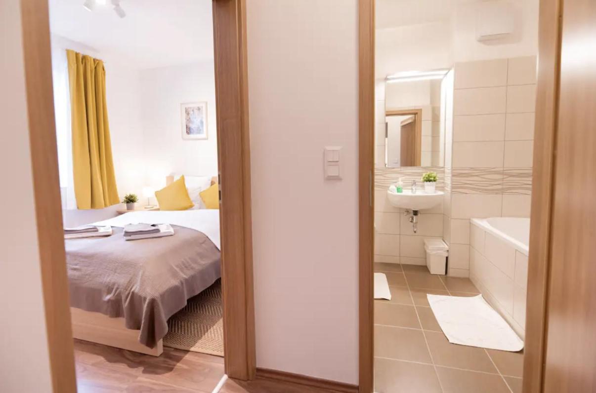 Sunny 2br With Balcony At Szoevetseg Street Будапешт