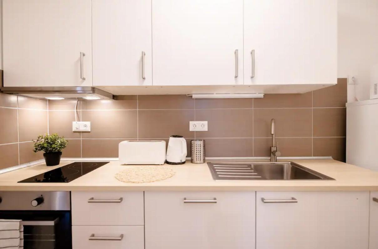 Апартаменты Sunny 2br With Balcony At Szoevetseg Street *