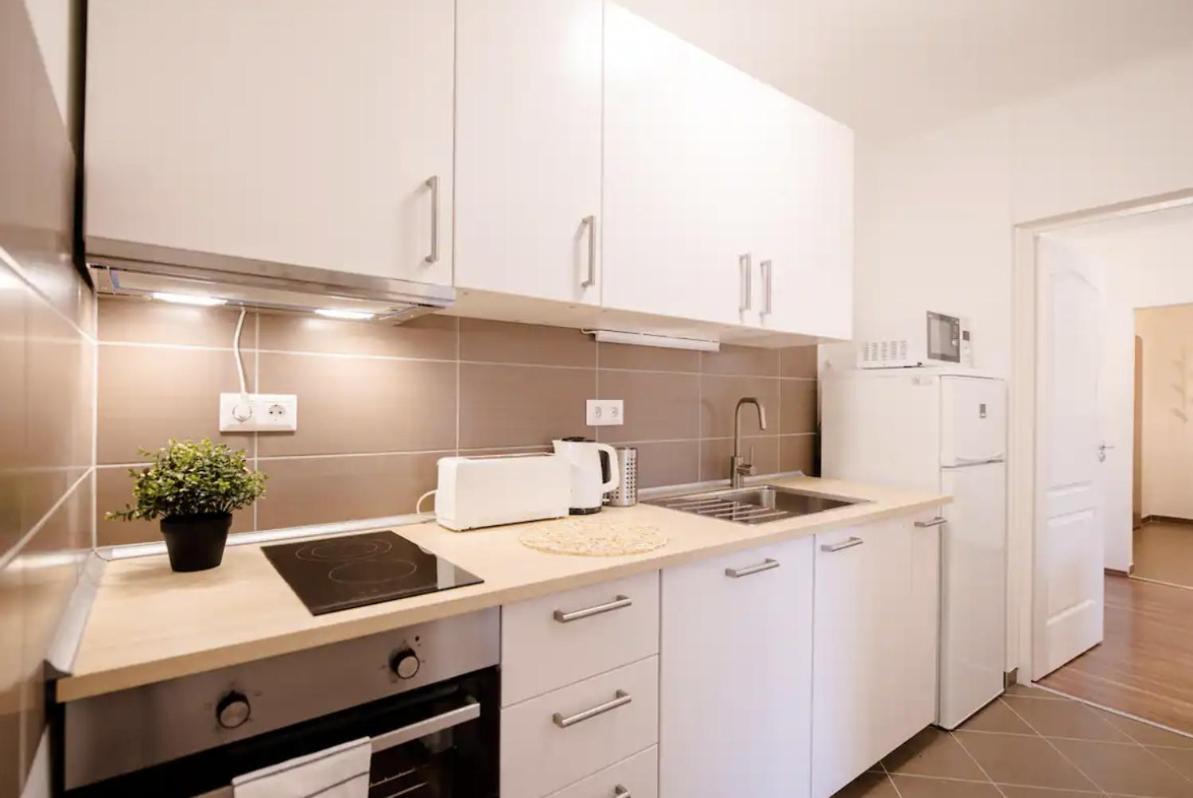 Апартаменты Sunny 2br With Balcony At Szoevetseg Street Будапешт