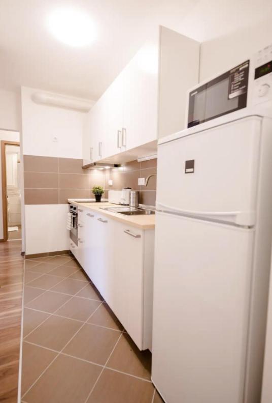 Sunny 2br With Balcony At Szoevetseg Street Будапешт