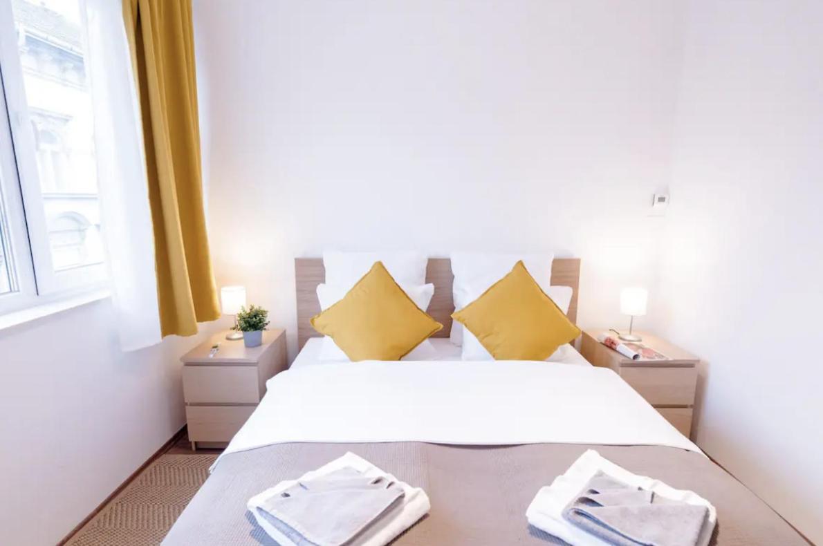 Sunny 2br With Balcony At Szoevetseg Street Будапешт