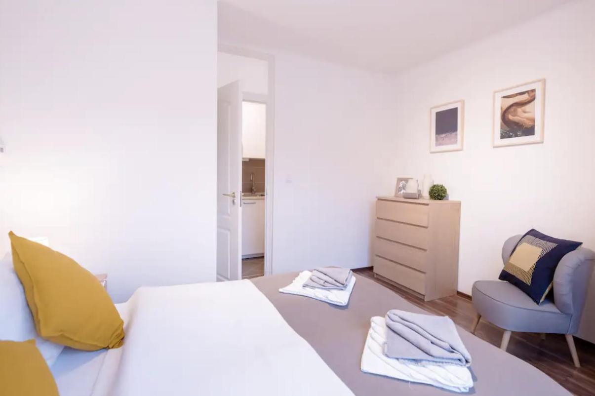 Апартаменты Sunny 2br With Balcony At Szoevetseg Street