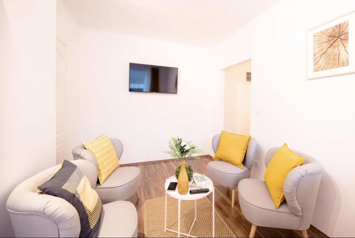 Апартаменты Sunny 2br With Balcony At Szoevetseg Street *