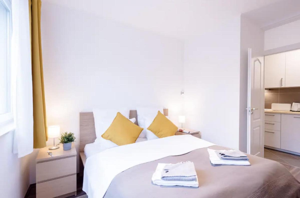 Sunny 2br With Balcony At Szoevetseg Street